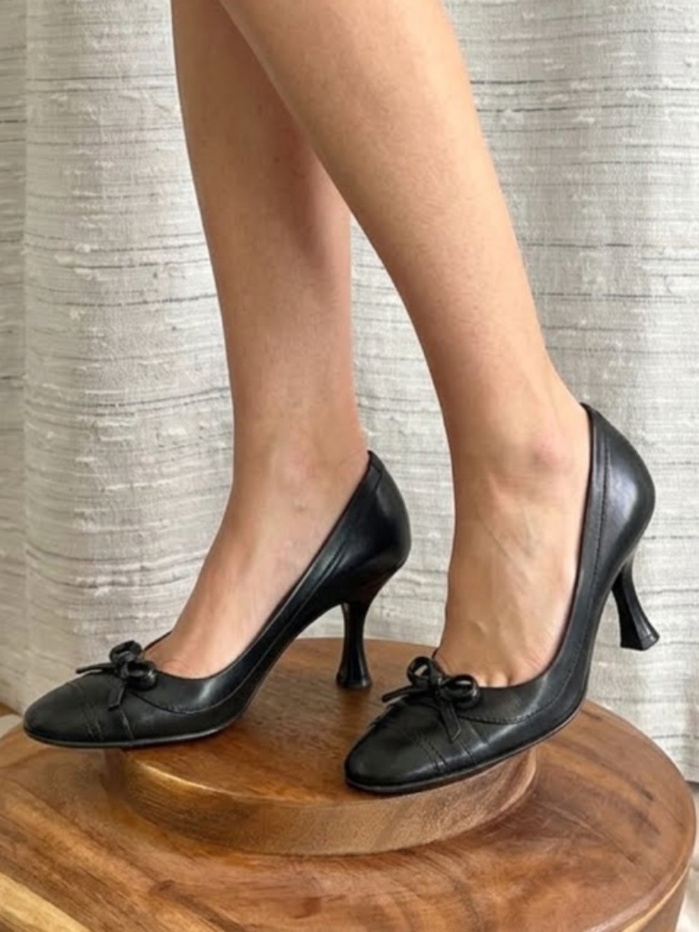 Vintage Chanel Black Leather CC Bow Cap Toe Pumps Heels 38 US 7 Run Small 90 200